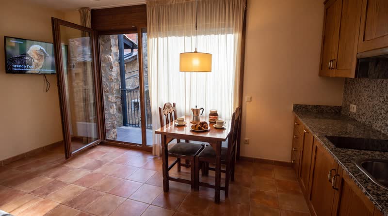 Estudio: cocina y mesa