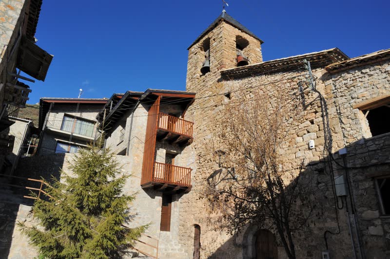 El campanar de Sant Climent i els balcons de la casa