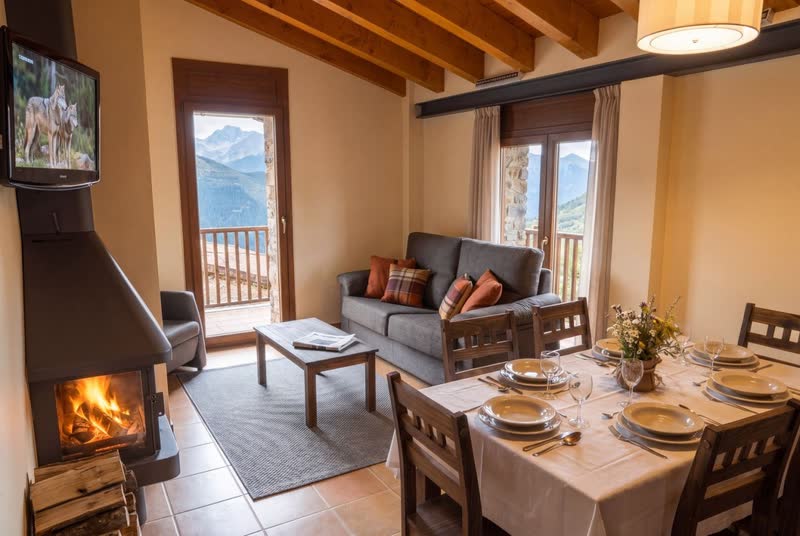 Apartamento Rústico: salón comedor con chimenea encendida