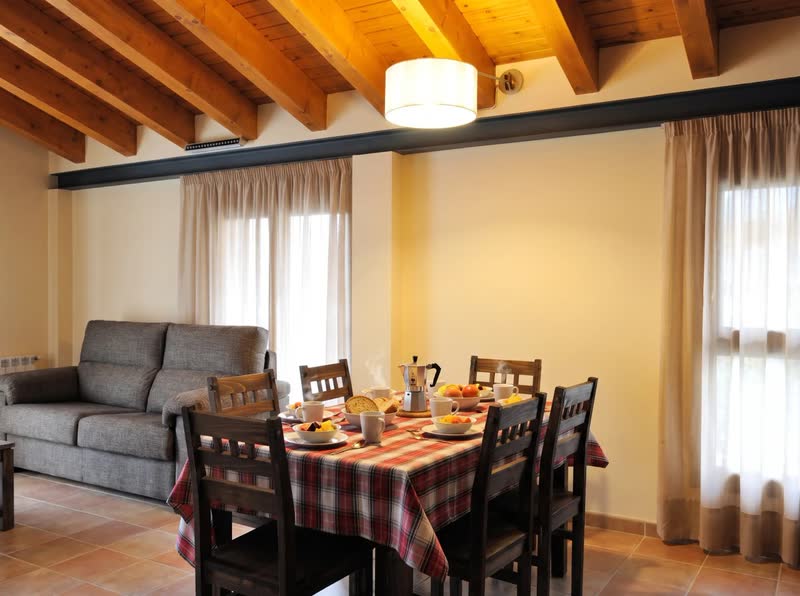 Apartamento Rústico: comedor con vigas de madera