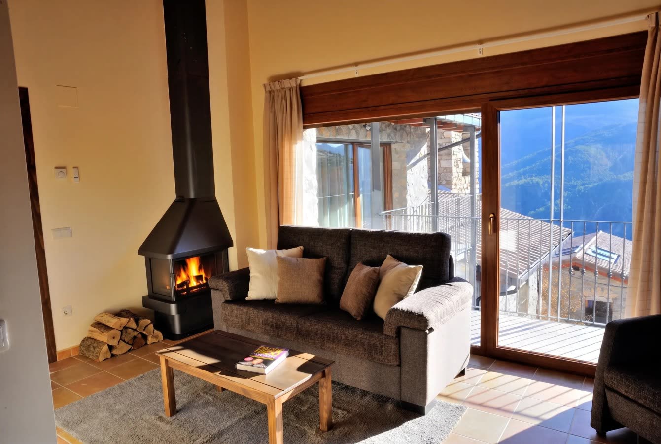 Apartament Rústic: saló amb llar de foc i balcó